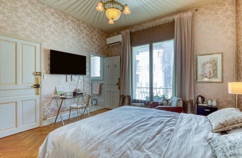 Beziers Bed & Breakfast | Bed and Breakfast 'Chambre D'hôte Au Cœur De Béziers' with Shared Pool, Wi-Fi and Air Conditioning