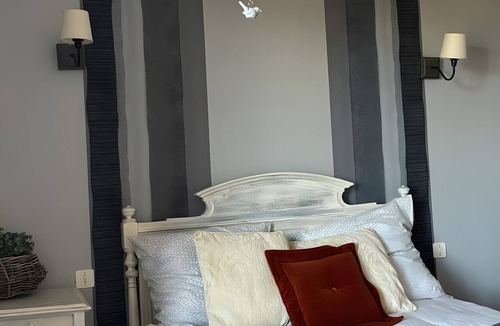 Folles Bed & Breakfast | Bed and Breakfast 'La Chambre Marcelle "La Parenthèse"' with Mountain View, Shared Garden and Wi-Fi