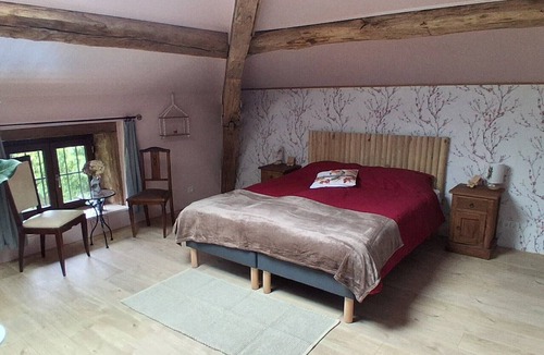 Moissannes Bed & Breakfast | Bed and Breakfast 'La Chambre Du Rouge-gorge' with Shared Pool, Private Terrace and Wi-Fi