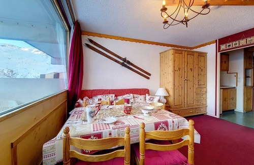 Les Menuires Apartment | Bright studio at the foot of the slopes with balcony