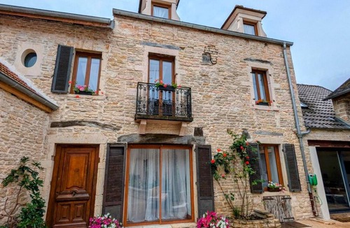 Nuits-Saint-Georges Cottage | Celestial house