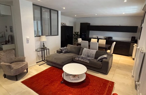 Yves Farge - Le Fleuve Apartment | Central and modern 100% air-conditioned apartment 5 minutes walk from the Rhone