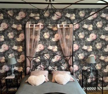 Chazemais House | Château de la Bouchatte chambre les Roses