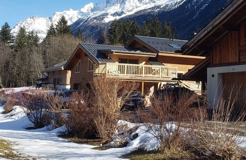 Les Bossons Ski Chalet | Chalet Beau Ski in the heart of the Chamonix valley, incredible view of the glacier