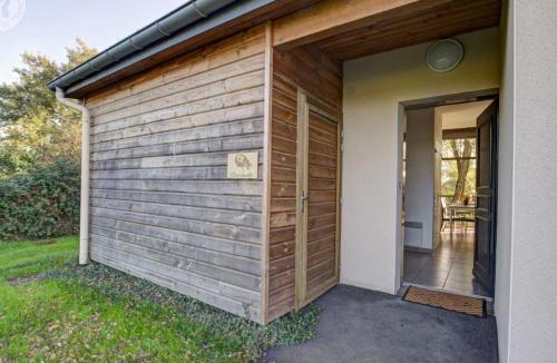 Veauchette House | Chalet en bord d'étang avec terrasse, animaux acceptés - FR-1-496-78