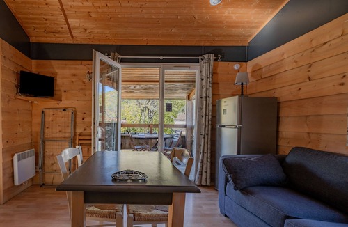 Roquefeuil Ski Chalet | Chalet Montana 1 – 4 Guests with Private Terrace and Wi-Fi