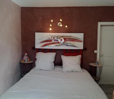 Montaigut-le-Blanc House | Chambre avec salle de bain privative
