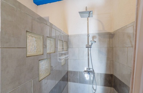 Lagorce Bed & Breakfast | Chambre Bleu Guest Room with Shared Garden and Wi-Fi