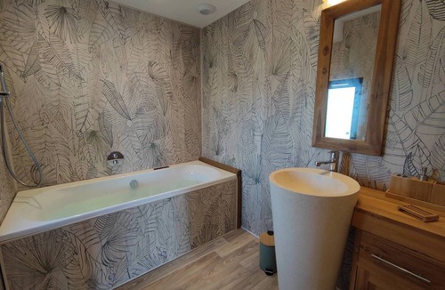 Peret Bed & Breakfast | Chambre D'hôtes Pour 2 à 4 Pers. Salle de Bain Balnéo. Proche du Lac du Salagou