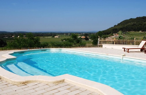 Mazan Bed & Breakfast | Chambre D'hotes Lavendel is a family room, two rooms and a bathroom.