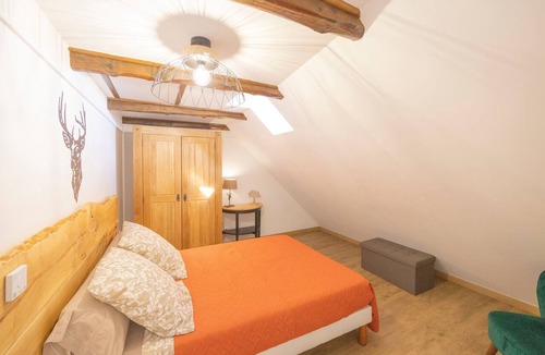 Plantades Bed & Breakfast | “Chambre Raphaël” Guest Room with Mountain View, Wi-Fi, and Air Conditioning