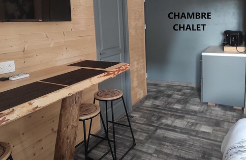 Le Mayet-de-Montagne Bed & Breakfast | CHARACTER GUEST ROOM "CHALET"