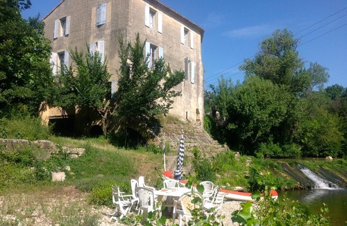 Sommieres House | Character riverside property with swimming pool, park and private beach