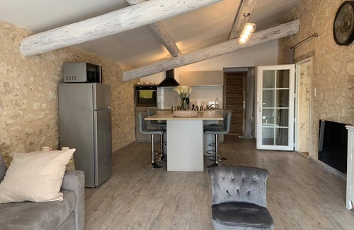 Villelaure House | Charming apartment in restored dovecote in 18th century farmhouse with character