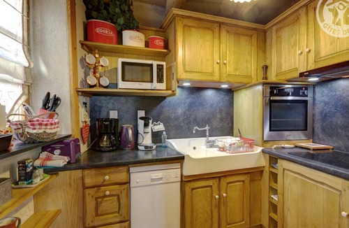 Estivareilles Cottage | Charming Cottage with Garden in Estivareilles
