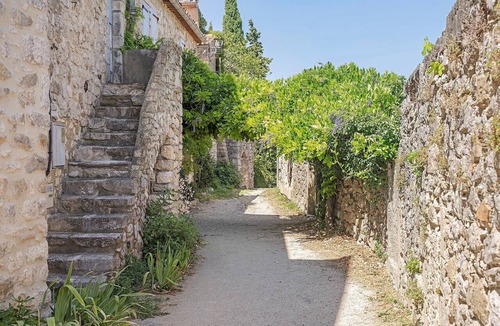 Lagorce Apartment | Charming Guest Room in the Heart of the Village