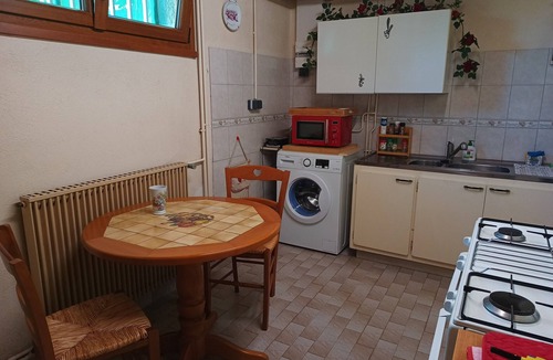 Beaumont-du-Lac Apartment | Charming Lakeside Apartment, Ground Floor with Parking and Wi-Fi