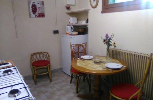 Beaumont-du-Lac Apartment | Charming Lakeside Apartment, Ground Floor with Parking and Wi-Fi