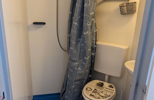 Lully Apartment | Chez Fantin - Chambres Indépendantes Avec Cabine de Douche