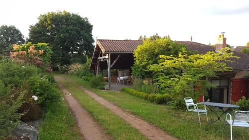 Flavignac Bed & Breakfast | Clos de l'Arthonnet- Chambres d'hôtes avec cuisine d'été, proche Limoges