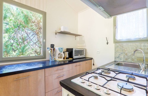 Les Vans Ski Chalet | “Comfort Shared Pool” Chalet with Pool, Shared Terrace, and Wi-Fi