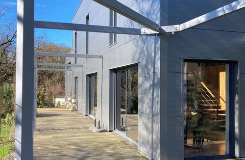 Blois House | Contemporary, cocoon-like home, ideal for family gatherings or friends.