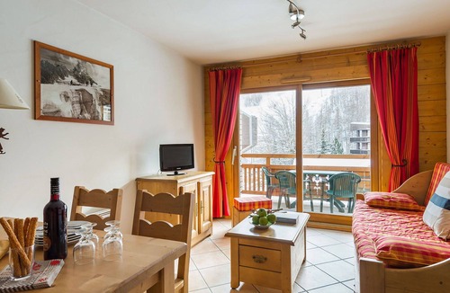 Chantemerle Apartment | Cosy apartment for 6 guests with WIFI, pool, TV, terrace and pets allowed