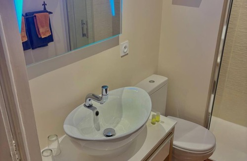 Saint-Saturnin-de-Lucian Bed & Breakfast | Cosy B&B, in the heart of the vineyards (Argelas)