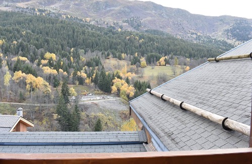 Meribel Centre Apartment | Cozy 2-Room Apartment for 4 with South-Facing Balcony, Parking, and Pool in Central Méribel