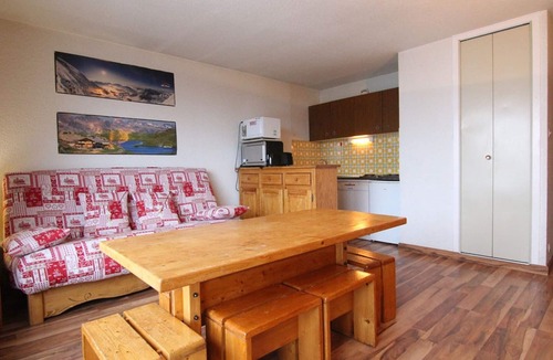 Jeux Apartment | Cozy 2-Room Apartment for 6 in Alpe d'Huez, Ski-in/Ski-out, Near Shops, South-Facing Balcony