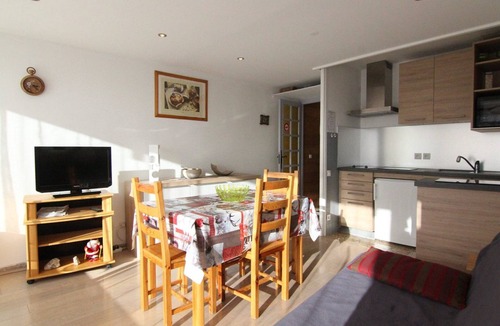 Jeux Apartment | Cozy Studio for 4 at L'Alpe d'Huez - Ski-In/Ski-Out, South-Facing Balcony, Near Shops and Ski School