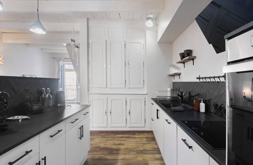 Vogue House | Cozy Vogue Holiday Home with Private Terrace, Balcony, and Air Conditioning