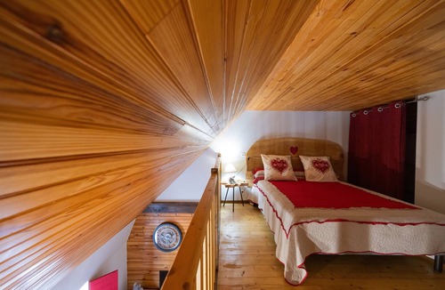 Plantades Bed & Breakfast | Cupidon Guest Room with Mountain View, Wi-Fi, and Air Conditioning