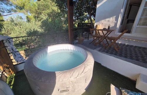 Saint-Chamas Apartment | Dance studio, nature, pool, hot tub, movie night, Netflix
