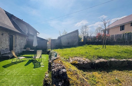 Saint-Victor-de-Morestel House | Ecrin de bien-être ~ Balneo ~ King-Size bed ~ Terrace