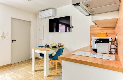 Anatole France Apartment | EDEN SUITE | Jacuzzi | Parking | A/C by Narbana