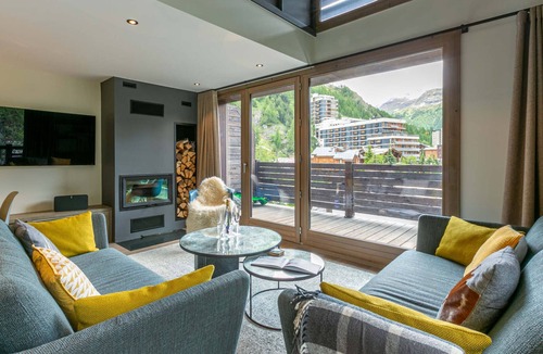 Le Cret Apartment | Elegant Duplex Apartment with Great Light, WiFi, and Parking in Val-d'Isère