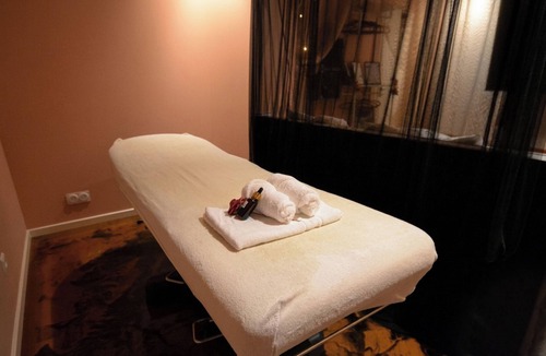 Romans-sur-Isere Apartment | Elegant Romantic Suite with Private Jacuzzi in charming Romans-sur-Isère with AC