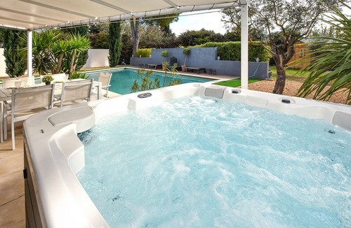 Sorgues House | Enjoy this fantastic and luxurious vacation home near Avignon.