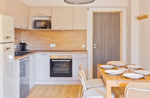 Monetier-les-Bains Apartment | Family apartment 4 adults + 4 children, near village, parking
