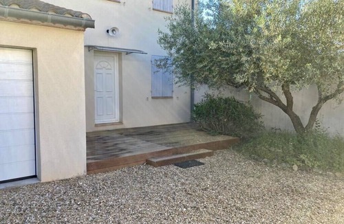 Saint-Quentin-la-Poterie Villa | Fenced villa, 4 people, garden, St-Quentin-la-Poterie 4km from historic Uzès,