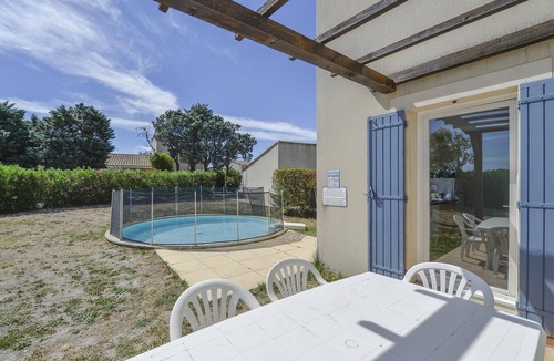 Saint-Saturnin-les-Avignon Villa | Provence Villa for 8 with Private Pool