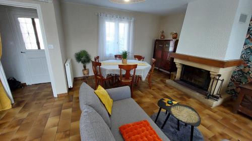 Ytrac House | Gîte 6 pers avec jardin clos et cheminée à Ytrac, proche Aurillac