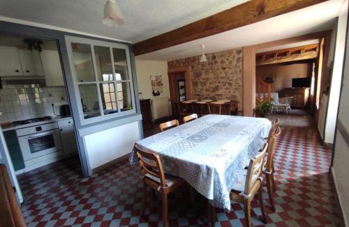 Renaison House | Gîte de 132 m² avec cheminée et jardin à Renaison - FR-1-496-257