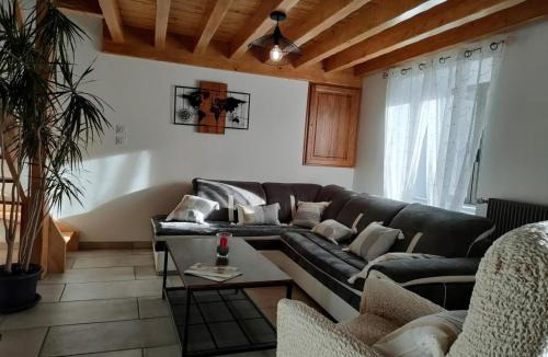 Chalmazel-Jeansagniere House | Gîte de charme, 3 chambres, jardin, ping-pong - FR-1-496-253