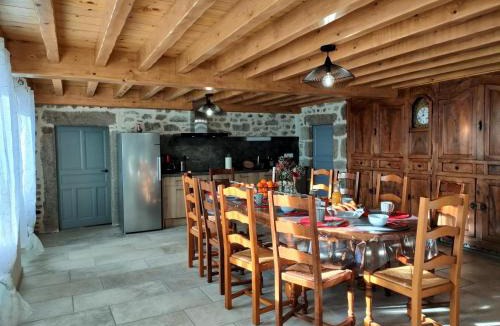 Chalmazel-Jeansagniere House | Gîte de charme, 3 chambres, jardin, ping-pong - FR-1-496-253