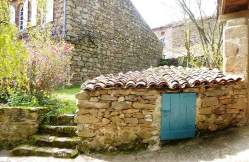 Villeneuve-dʼAllier House | Gîte familial avec grande terrasse à Auzat, proche baignades et sites historiques - FR-1-582-183