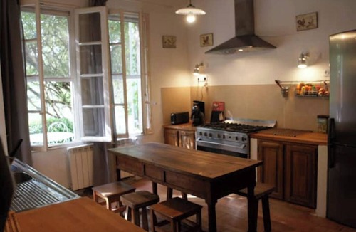 Les Hauts de Villeneuve House | Gîte le petit Montagné air-conditioned house sleeps 18 Avignon short stay possible