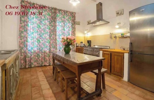 Les Hauts de Villeneuve House | Gîte le petit Montagné air-conditioned house sleeps 18 Avignon short stay possible