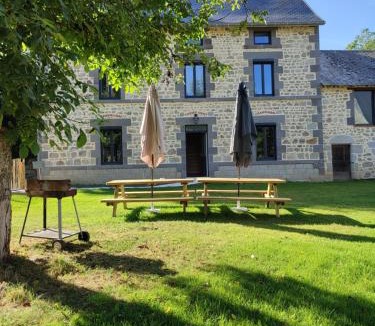 Giat House | Gîte Lepetit Sabotier grande capacité Puy de Dôme